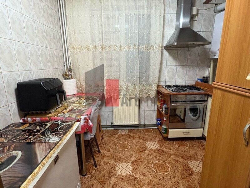 Brancoveanu, vanzare apartament 4 camere decomandat cu centrala,