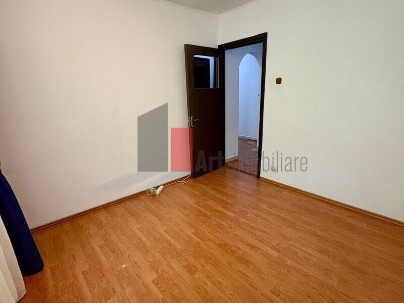 Brancoveanu, vanzare apartament 4 camere decomandat cu centrala,