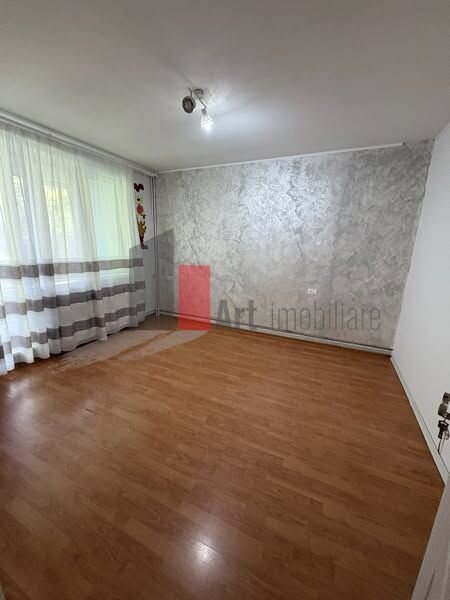Brancoveanu, vanzare apartament 4 camere decomandat cu centrala,